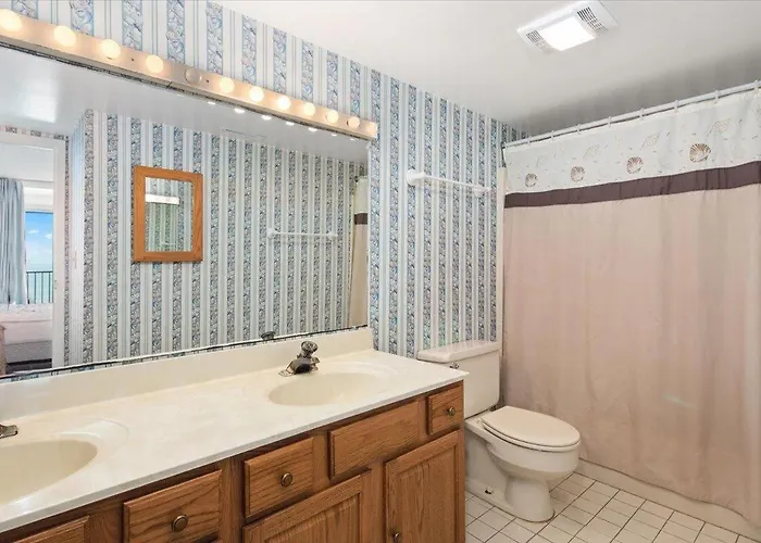 Hébergement de vacances Towers-2 Bedroom Direct Ocean Front With Heated Indoor Pool!